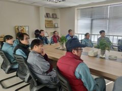 為提高公司員工的能力及素養(yǎng)，搞好公司安全建設(shè)，有效地防范事故發(fā)生，確保安全生產(chǎn)、提高工作效益，華森公司特舉辦了安全月培訓(xùn)學(xué)習(xí)活動(dòng)。培訓(xùn)活動(dòng)于2023年3月27日，在公司三樓會(huì)議室組織開展，由安全技術(shù)設(shè)備部主任葛部長(zhǎng)