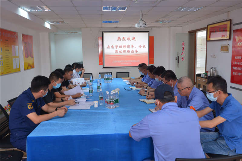 ??特派專家們?cè)邶徯l(wèi)興總經(jīng)理的帶領(lǐng)下參觀了原料儲(chǔ)備室、織造車間、粘貼車間、擠出車間、質(zhì)量檢測(cè)間等關(guān)鍵部門。在隨后的座談會(huì)上，特派專家組對(duì)華森公司的生產(chǎn)水平和水帶檢測(cè)能力給予了充分的肯定，并就按時(shí)交貨及后