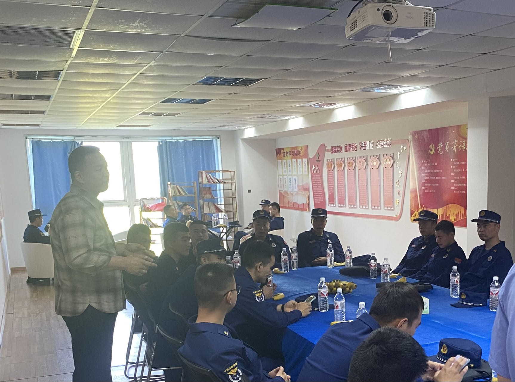 ??5月16日上午，上海市消防救援總隊19個支隊的裝備技師參觀華森公司，詳細了解企業(yè)生產(chǎn)流程和質量控制體系。???交流會上，裝備技師們對華森公司消防水帶的實際使用體驗做了反饋，公司技術人員聽取了裝備技師們的使用